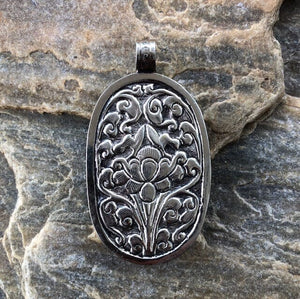 Oval Hummingbird Necklace w Silver Details | Spirit Animal & Yellowstone Spirit Southwestern Collection Carved Necklace Objects of Beauty Southwest 